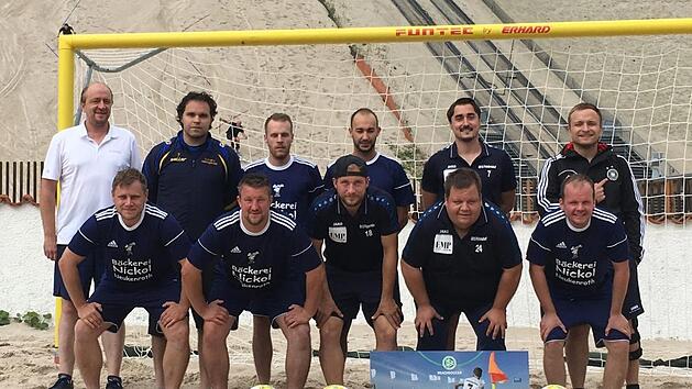 Der 1. FC 0815 Friedersdorf hat sich am Monte Kaolino, einer Halde in Hirschau (Oberpfalz), beim Regionalentscheid f&uuml;r die deutsche Endrunde qualifiziert. Hintere Reihe, von links: BFV-Verantwortlicher Michael Tittmann, Tobias Mayer, Patrick Hanna, Florian Althammer, Stefan Scheiblich und Adrian Lieb. Vorne von links: Stefan B&ouml;hnlein, Philip Scherbel, Andreas B&ouml;hnlein, Sebastian Schmierer und Florian Schmierer Foto: privat