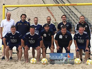 Der 1. FC 0815 Friedersdorf hat sich am Monte Kaolino, einer Halde in Hirschau (Oberpfalz), beim Regionalentscheid für die deutsche Endrunde qualifiziert. Hintere Reihe, von links: BFV-Verantwortlicher Michael Tittmann, Tobias Mayer, Patrick Hanna, Florian Althammer, Stefan Scheiblich und Adrian Lieb. Vorne von links: Stefan Böhnlein, Philip Scherbel, Andreas Böhnlein, Sebastian Schmierer und Florian Schmierer Foto: privat