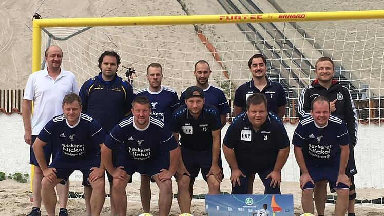 Der 1. FC 0815 Friedersdorf hat sich am Monte Kaolino, einer Halde in Hirschau (Oberpfalz), beim Regionalentscheid für die deutsche Endrunde qualifiziert. Hintere Reihe, von links: BFV-Verantwortlicher Michael Tittmann, Tobias Mayer, Patrick Hanna, Florian Althammer, Stefan Scheiblich und Adrian Lieb. Vorne von links: Stefan Böhnlein, Philip Scherbel, Andreas Böhnlein, Sebastian Schmierer und Florian Schmierer Foto: privat