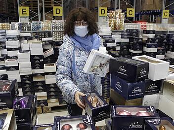 Kundin Barbara aus Ulm ist auf der Suche nach exklusivem Baumschmuck und k&auml;mpft sich durch die Schn&auml;ppchenberge.  Fotos: Marieke Fiala