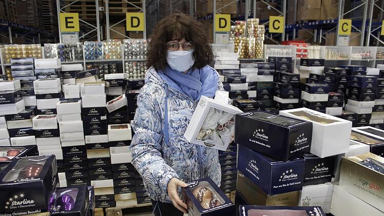 Kundin Barbara aus Ulm ist auf der Suche nach exklusivem Baumschmuck und k&auml;mpft sich durch die Schn&auml;ppchenberge.  Fotos: Marieke Fiala