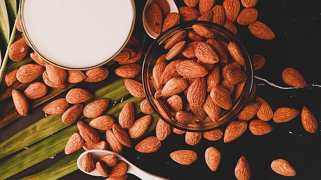 Wer sich vegan ernährt, hat die Wahl zwischen verschiedenen Milchalternativen.