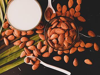 Wer sich vegan ernährt, hat die Wahl zwischen verschiedenen Milchalternativen.