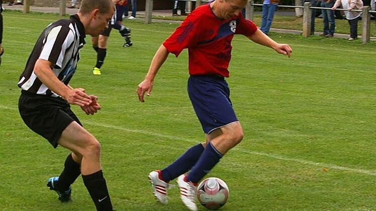 Spielertrainer Markus Wolf (rechts, SG Seinsheim/Nenzenheim) versucht seinen Gegner abzuhängen. Er sagt eine heiße Rückrunde voraus. Foto: Krumpholz