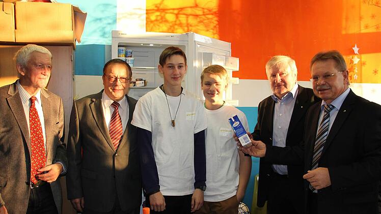Der Lions Club Kronach unterstützt die Schülerfirma rund um Thomas Lang (Dritter von links) und Thomas Michel (Dritter von rechts). Mit im Bild (von links): Hubert Heckhausen, Hans Hablitzel, Ulrich Stempel (alle Lions Club) und Bürgermeister Wolfgang Beiergrößlein.