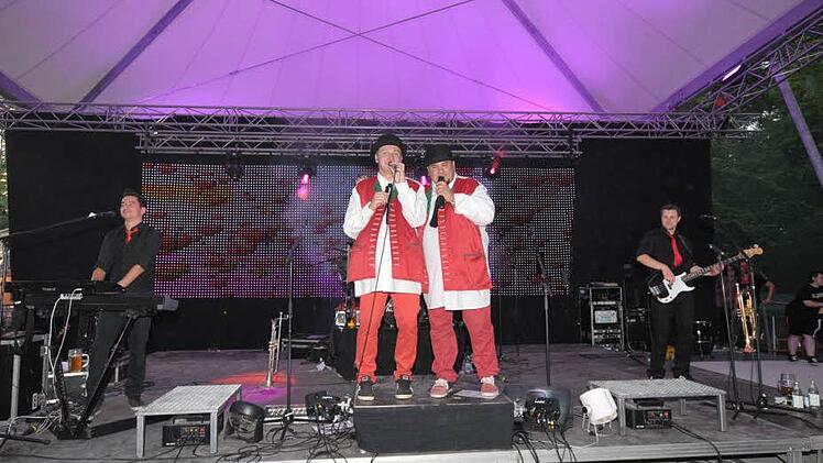 Eine Nummer im Wildecker-Herzbuben-Outfit gehört auch zum Programm von Allgäu-Power.