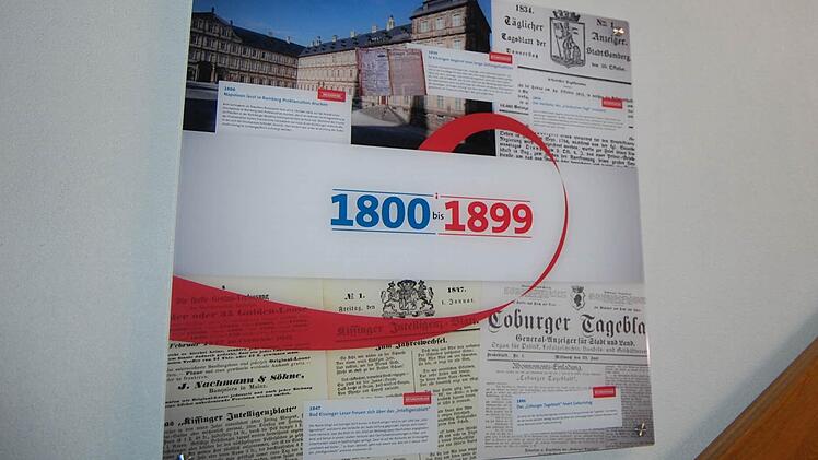 Im Treppenhaus wird auf Schautafeln über die Geschichte der mediengruppe Oberfranken informiert.