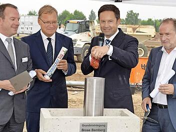 "Historischer Tag" für Bamberg: Die Zeitkapsel für den Grundstein befüllten (v.l.) Maximilian Stoschek, OB Andreas Starke, Jürgen Otto und Architekt Peter Hesse.   Foto: Ronald Rinklef