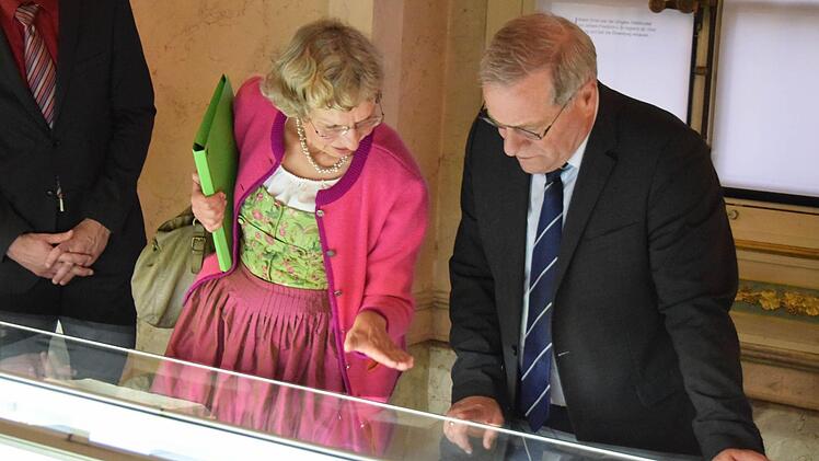 Staatssekretär Johannes Hintersberger (rechts) mit Landesbibliotheks-Leiterin Silvia Pfister.