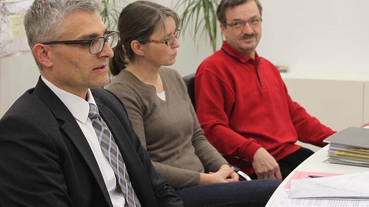 Behördenchef Benno Strehler (links) und seine Mitarbeiter Andrea Künzl und Günter Hugel vom Wasserwirtschaftsamt Hof haben die genaue Planung nach Kulmbach mitgebracht. Foto: Stephan Tiroch