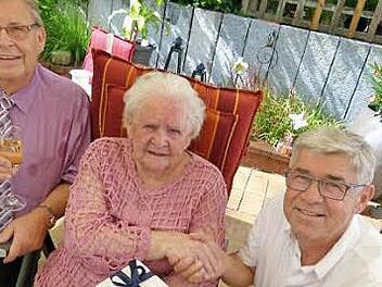 Zum 95. Geburtstag gratulieren Sohn Bernd (links) und Ahorns Dritter Bürgermeister Wilfried Beyer (rechts).  Foto: Lothar Weidner