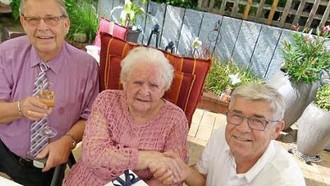 Zum 95. Geburtstag gratulieren Sohn Bernd (links) und Ahorns Dritter Bürgermeister Wilfried Beyer (rechts).  Foto: Lothar Weidner