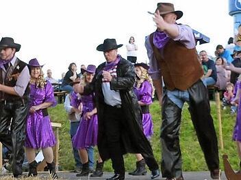 Die Wild-Wild-West-Tanzgruppe aus Wartenfels fegte über die Bühne und erhielt viel Beifall von den Gästen. Fotos: Klaus-Peter Wulf
