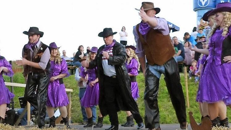 Die Wild-Wild-West-Tanzgruppe aus Wartenfels fegte über die Bühne und erhielt viel Beifall von den Gästen. Fotos: Klaus-Peter Wulf
