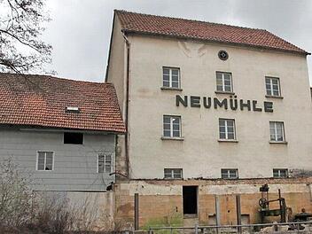 Die Neumühle, das Wahrzeichen Altenkunstadts, soll in neuem Glanz erstrahlen. Stefan Linz aus Bad Staffelstein will sie in eine barrierefreie Wohnanlage mit 20 Appartements verwandeln. Das einsturzgefährdete Mühlrad war bereits vor längerem abmontiert worden. Das dazugehörige Radhaus wurde vergangene Woche abgerissen.  Foto: Stephan Stöckel