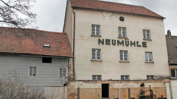 Die Neumühle, das Wahrzeichen Altenkunstadts, soll in neuem Glanz erstrahlen. Stefan Linz aus Bad Staffelstein will sie in eine barrierefreie Wohnanlage mit 20 Appartements verwandeln. Das einsturzgefährdete Mühlrad war bereits vor längerem abmontiert worden. Das dazugehörige Radhaus wurde vergangene Woche abgerissen.  Foto: Stephan Stöckel