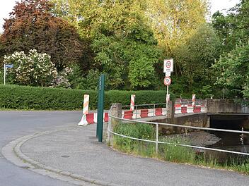 Im Zuge der Umgestaltung der Parkstraße und des Neubaus der Brücke kommen auf die Gemeinde hohe Kosten für die notwendige Kanalsanierung zu. Foto: Gabi Arnold
