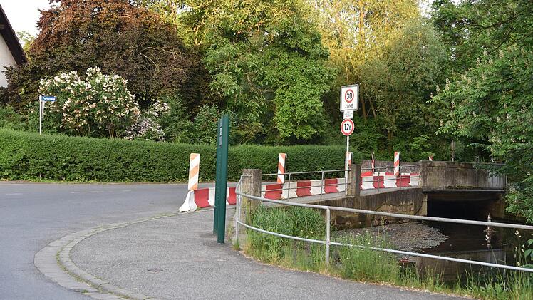 Im Zuge der Umgestaltung der Parkstraße und des Neubaus der Brücke kommen auf die Gemeinde hohe Kosten für die notwendige Kanalsanierung zu. Foto: Gabi Arnold