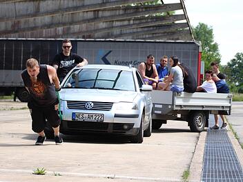 Einer zieht - die anderen haben Spaß: Die Mittelstreu Tigers nehmen am Strongman-Training in Oberwildflecken teil. Fotos: Sebastian Schmitt