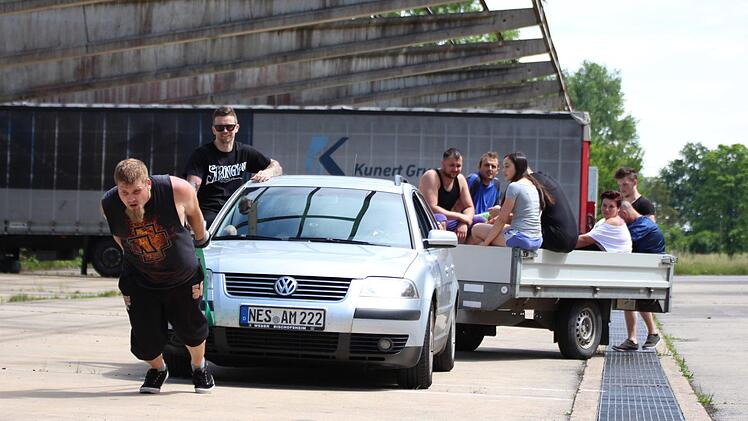 Einer zieht - die anderen haben Spaß: Die Mittelstreu Tigers nehmen am Strongman-Training in Oberwildflecken teil. Fotos: Sebastian Schmitt