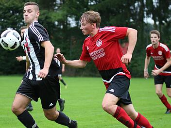 Der SV Hiltpoltstein (rote Trikots) setzte sich gegen den ASV Herpersdorf mit 2:0 durch und befindet sich damit weiterhin in der Spitzengruppe der Kreisklasse 3.  Fotos: Matthias Hofmann