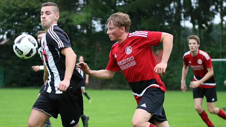 Der SV Hiltpoltstein (rote Trikots) setzte sich gegen den ASV Herpersdorf mit 2:0 durch und befindet sich damit weiterhin in der Spitzengruppe der Kreisklasse 3.  Fotos: Matthias Hofmann