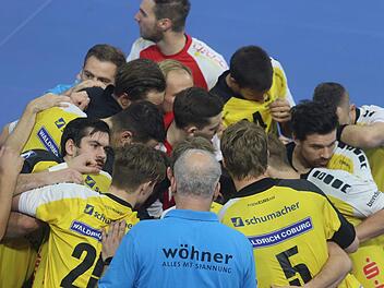 Nach den Misserfolgen der letzten beiden Wochen heißt es beim HSC nun enger zusammenrücken. Mit Spannung wird erwartet wie sich das Team am Samstag zu Hause gegen den Tabellenzehnten Dessau-Rosslauer HV 06 präsentiert.Fotos: Iris Bilek