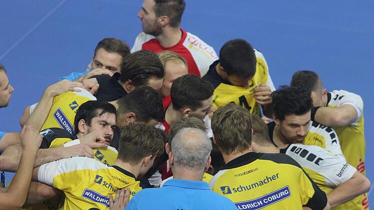 Nach den Misserfolgen der letzten beiden Wochen heißt es beim HSC nun enger zusammenrücken. Mit Spannung wird erwartet wie sich das Team am Samstag zu Hause gegen den Tabellenzehnten Dessau-Rosslauer HV 06 präsentiert.Fotos: Iris Bilek