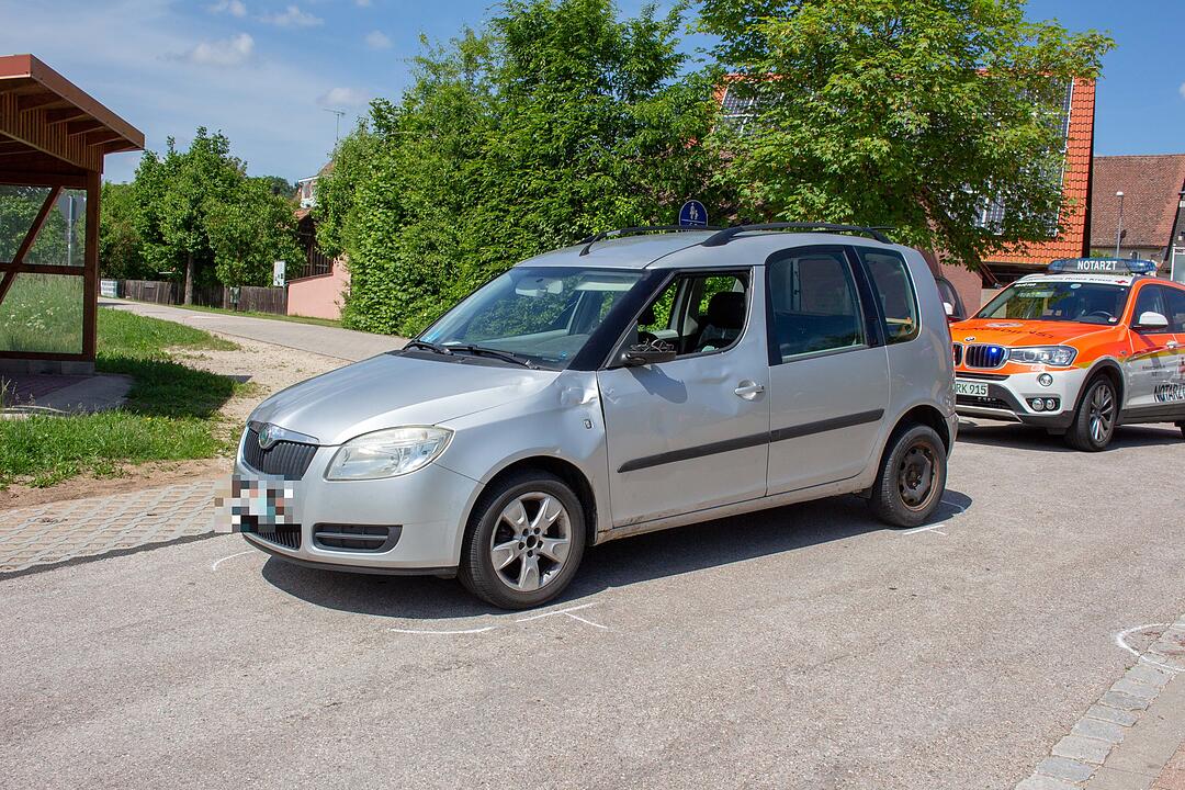 Radfahrer hat Glück im Unglück nach Kollision mit Auto