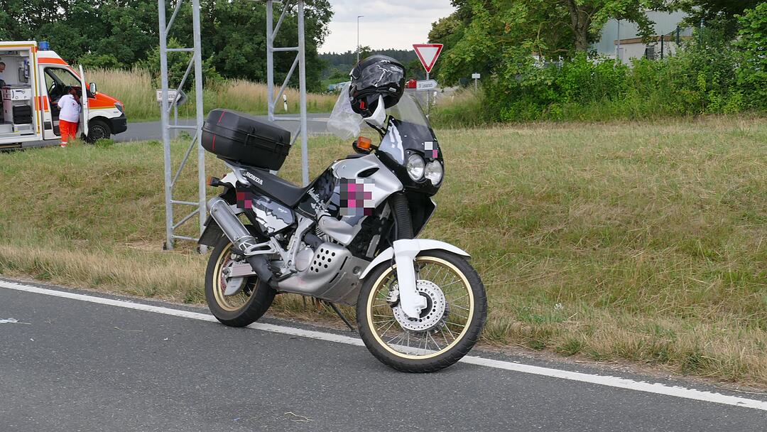 Missglückter Überholvorgang im Kreis Neustadt/Aisch: Motorradfahrer schwer verletzt