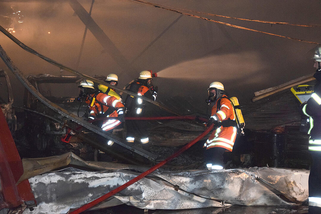 Fahrzeughalle in Flammen