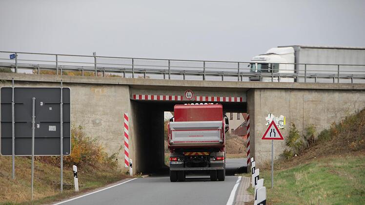 Die sehr enge Unterführung unter der A3 bei Medbach soll auf über 12 Meter verbreitert werden. Hier ist auch ein 2,50 Meter breiter Radweg geplant.  Foto: Andreas Dorsch