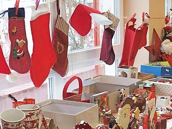 Alles f&uuml;r ein stimmungsvolles Weihnachtsfest hatte der B&uuml;rgerkreis im Stadtteil Nord-Ost f&uuml;r den Basar vorbereitet.  Foto: Harald Beyer