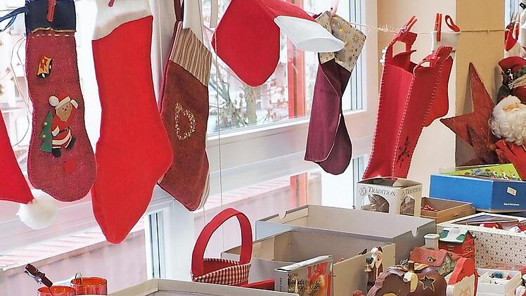 Alles f&uuml;r ein stimmungsvolles Weihnachtsfest hatte der B&uuml;rgerkreis im Stadtteil Nord-Ost f&uuml;r den Basar vorbereitet.  Foto: Harald Beyer