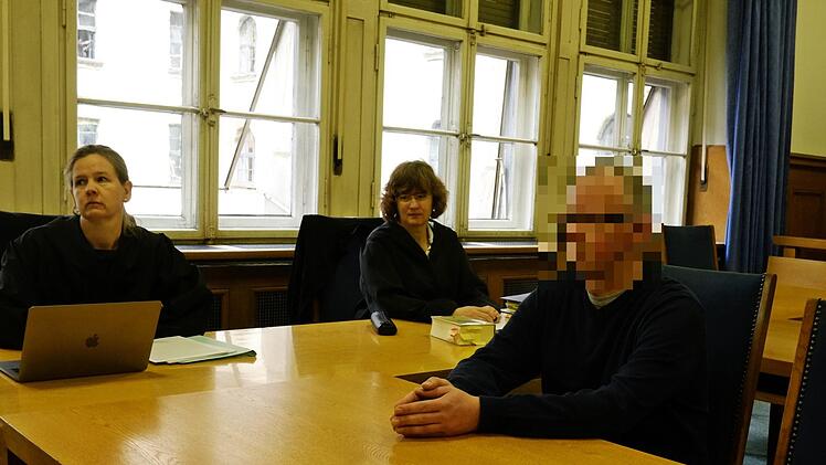 Der Angeklagte mit seiner Verteidigerin Martina Schultzky (l.) und der Verteterin der Nebenklage, Kristine Eberlein, zum Prozessauftakt am Nürnberger Landgericht. Foto: Nikolas Pelke