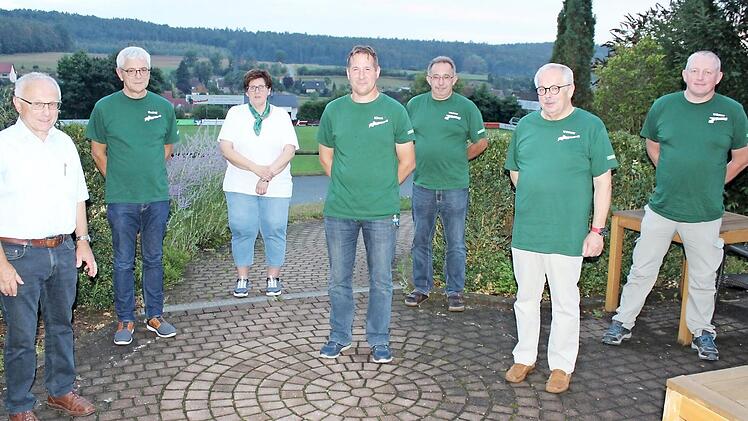 Bürgermeister Helmut Lottes (l.) mit dem neuen Vorstand und dem verabschiedeten Werner Geyer (2. v. r.): Rudolf Fürstenhöfer, Angelika Brandt, Klaus Meyer, Werner Zeilinger, Günter Rost (v. l.) Foto: Paul Frömel