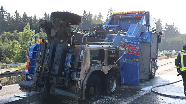 Pannen-LKW fängt während der Bergung Feuer: Flammen greifen auch auf Abschleppwagen über