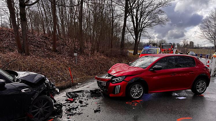 Drei Verletzte auf der B173: Frontalzusammenstoß zweier Autos bei Hof