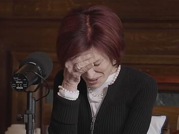 Von ihren Emotionen &uuml;bermannt: Als ihr Sohn Jack eine Sprachnachricht von Donald Trump abspielt, bricht Sharon Osbourne in Tr&auml;nen aus.