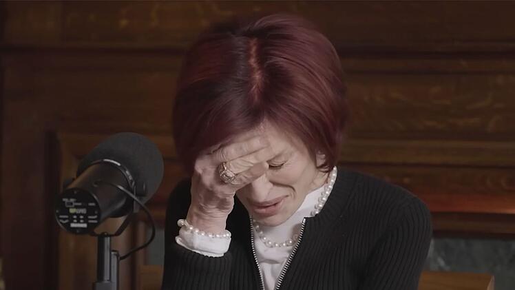 Von ihren Emotionen übermannt: Als ihr Sohn Jack eine Sprachnachricht von Donald Trump abspielt, bricht Sharon Osbourne in Tränen aus.