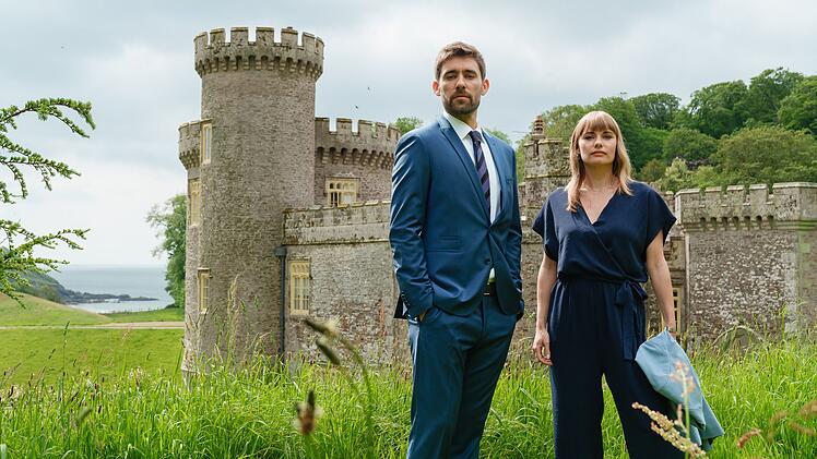 Johanna Rashford (Anna Hausburg) beeindruckt den erfahrenen Anwalt Bill Reynolds (Kerim Weller) im Handumdrehen.