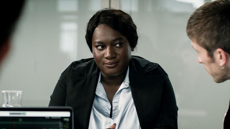Gloria Acheampong (Thelma Buabeng) und Milan Stepanovic (Slavko Popadić) diskutieren ihre n&auml;chsten Schritte.