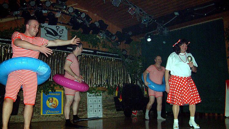 Wenke Myhre (Arthur Kraus) begeisterte zusammen mit ihren Begleitern mit dem Lied Ich hab ein knallrotes Gummiboot.