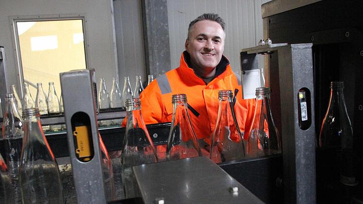 Jürgen Ackermann vor der Mikro-Inspektionsmaschine.