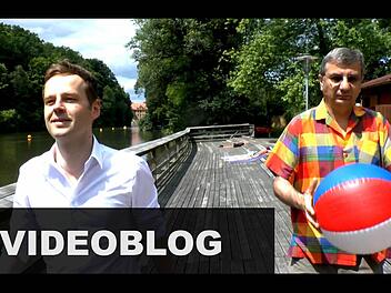 Rudolf Görtler und Christoph Hägele stellen im Hainbad in Bamberg ihre Urlaubsbücher im Videoblog vor. Foto: Christian Bauriedel