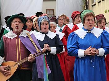 Rainer Kirch singt als Kaspar von der Rhön mit dem Frauen das Marienlied "Du mit dem Kinde". Fotos: Heike Beudert