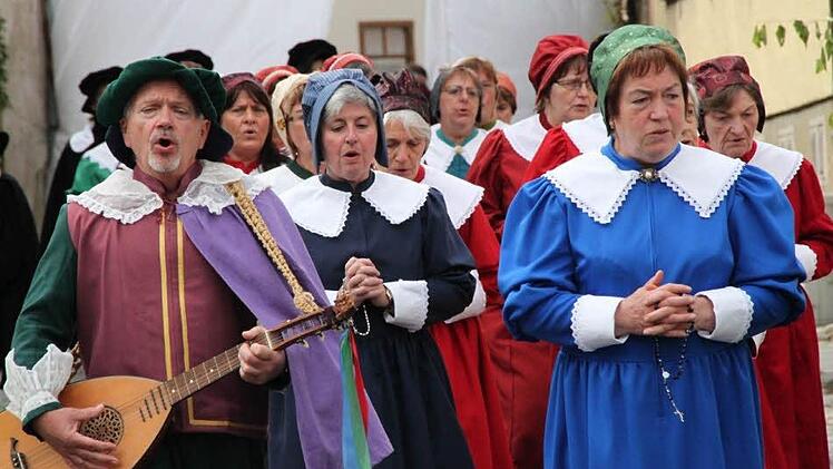 Rainer Kirch singt als Kaspar von der Rhön mit dem Frauen das Marienlied "Du mit dem Kinde". Fotos: Heike Beudert