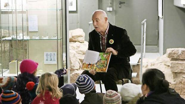Im Grabungsmuseum Kirchhof las Jürgen Werobèl vom Lions Club Coburg Veste.