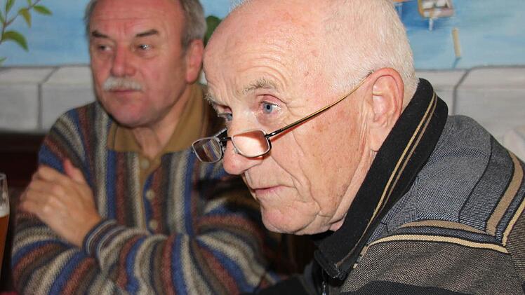 Rainer Haseloff (vorne) hat sich das Paragrafenwerk genau angeschaut, plädiert aber wie Hans-Dieter Lohm trotz einiger Abstriche für eine Zustimmung. Fotos: Ralf Kestel