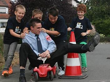 Die Kinder und ihr Betreuer hatten sichtlich Spaß beim Bobbycar-Rennen.  Foto: Amon